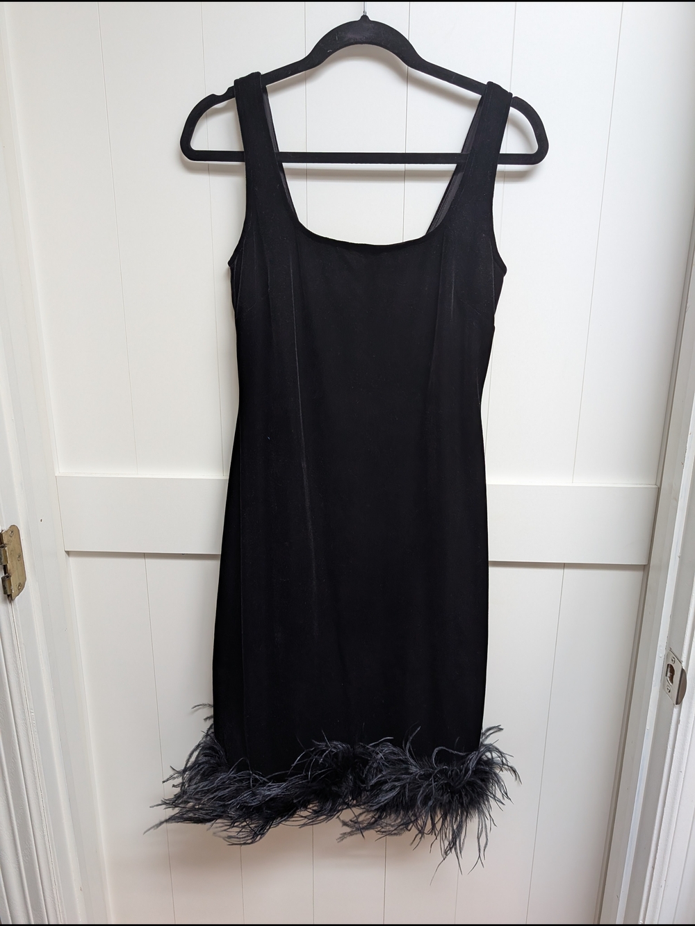 Cachet & Co. Black Velvet Sleeveless Cocktail Dress with Feather Hem, sz 6